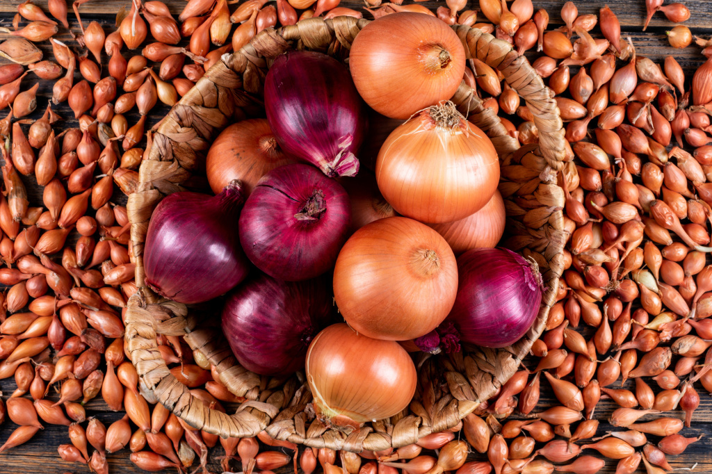 onions-in-a-basket-with-red-onions-top-view-on-a-shallots.jpg